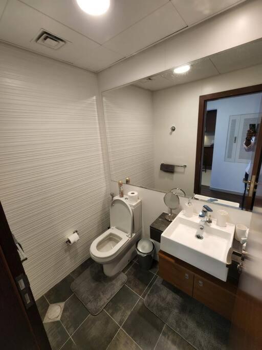 Apartament Cozy 1BR in Iconic Tower Abu Zabi Zewnętrze zdjęcie
