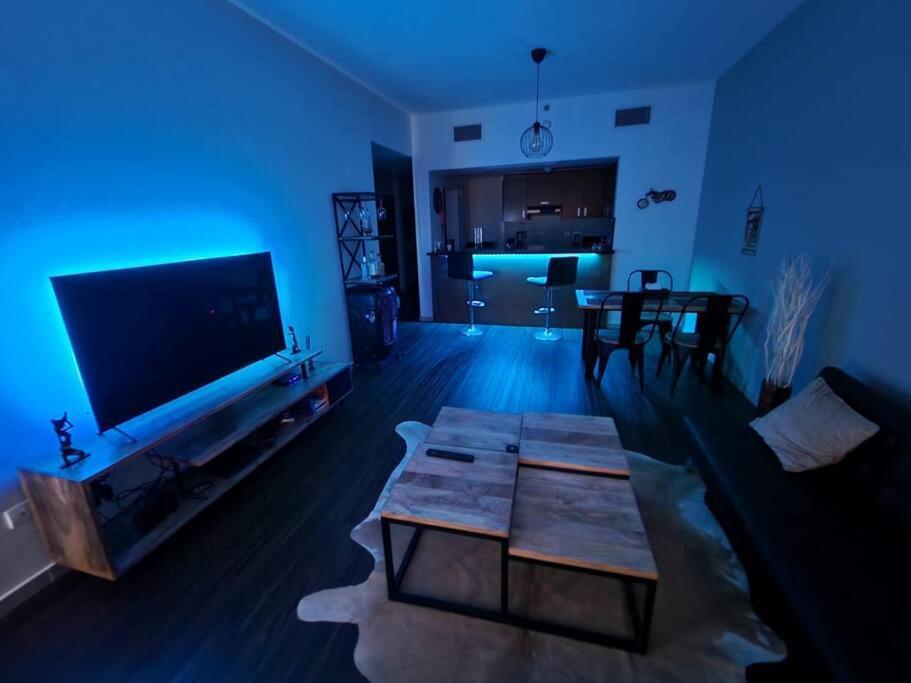 Apartament Cozy 1BR in Iconic Tower Abu Zabi Zewnętrze zdjęcie